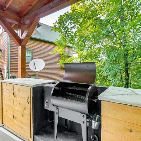 Fabulous Pet-Friendly, Family Cabin With Outdoor Kitchen, Hot Tub, Sauna, Fireplace, Theater Room, Arcade, Pool Table, And Fire Pit Within Minuties Of Dollywood Sevierville Luaran gambar