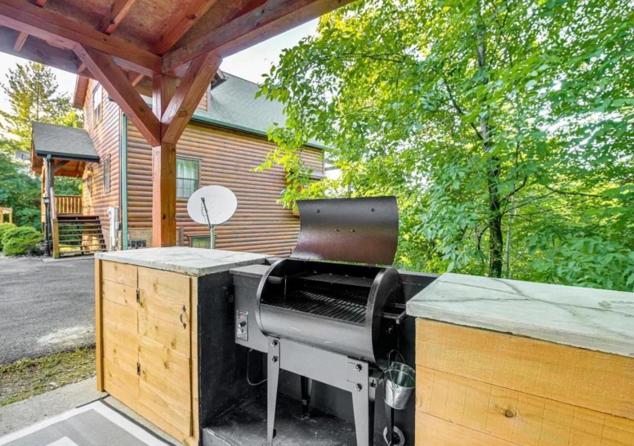 Fabulous Pet-Friendly, Family Cabin With Outdoor Kitchen, Hot Tub, Sauna, Fireplace, Theater Room, Arcade, Pool Table, And Fire Pit Within Minuties Of Dollywood Sevierville Luaran gambar