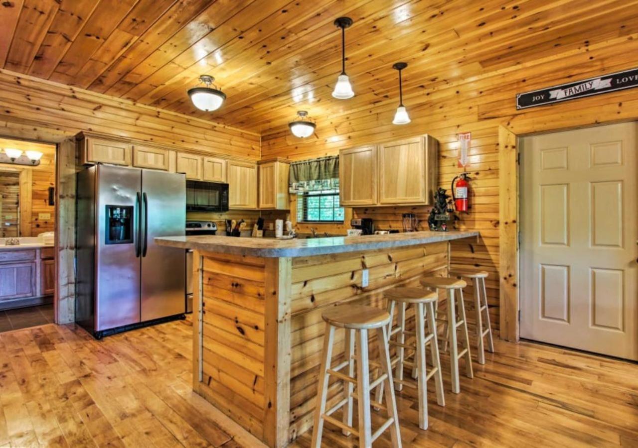 Fabulous Pet-Friendly, Family Cabin With Outdoor Kitchen, Hot Tub, Sauna, Fireplace, Theater Room, Arcade, Pool Table, And Fire Pit Within Minuties Of Dollywood Sevierville Luaran gambar