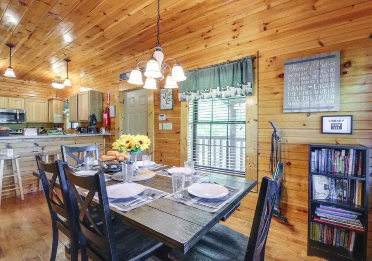 Fabulous Pet-Friendly, Family Cabin With Outdoor Kitchen, Hot Tub, Sauna, Fireplace, Theater Room, Arcade, Pool Table, And Fire Pit Within Minuties Of Dollywood Sevierville Luaran gambar