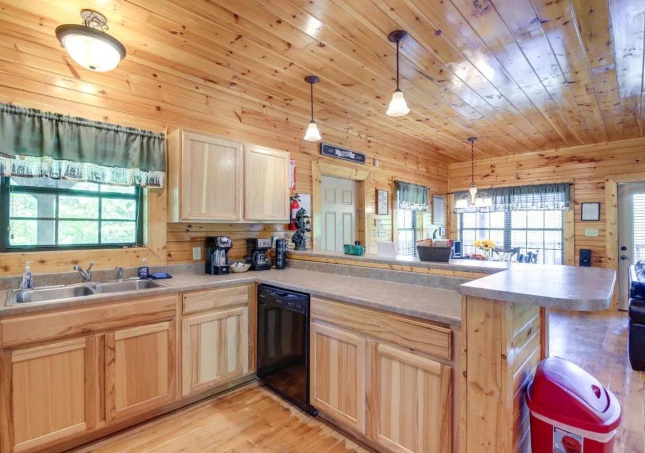 Fabulous Pet-Friendly, Family Cabin With Outdoor Kitchen, Hot Tub, Sauna, Fireplace, Theater Room, Arcade, Pool Table, And Fire Pit Within Minuties Of Dollywood Sevierville Luaran gambar