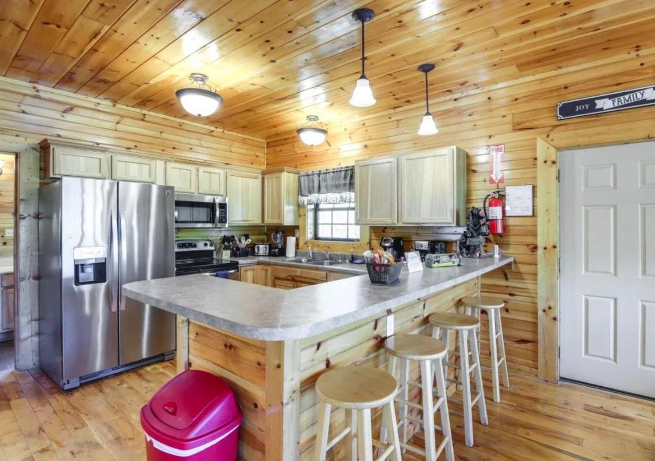 Fabulous Pet-Friendly, Family Cabin With Outdoor Kitchen, Hot Tub, Sauna, Fireplace, Theater Room, Arcade, Pool Table, And Fire Pit Within Minuties Of Dollywood Sevierville Luaran gambar