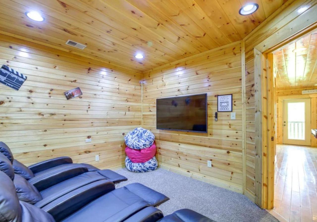 Fabulous Pet-Friendly, Family Cabin With Outdoor Kitchen, Hot Tub, Sauna, Fireplace, Theater Room, Arcade, Pool Table, And Fire Pit Within Minuties Of Dollywood Sevierville Luaran gambar